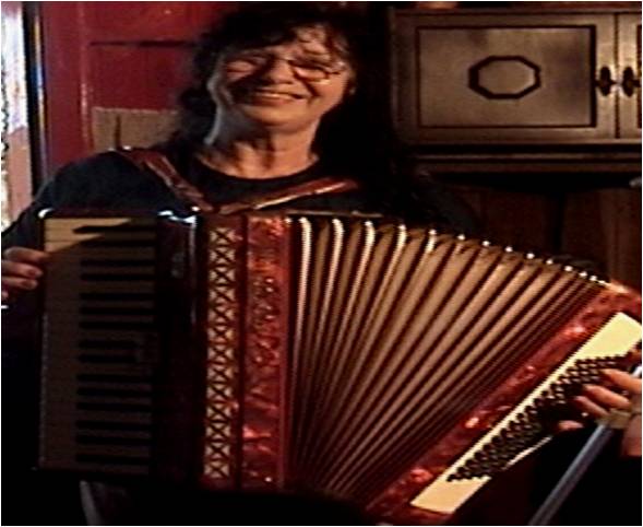 MARY CANTANDO E TOCANDO GAITA.